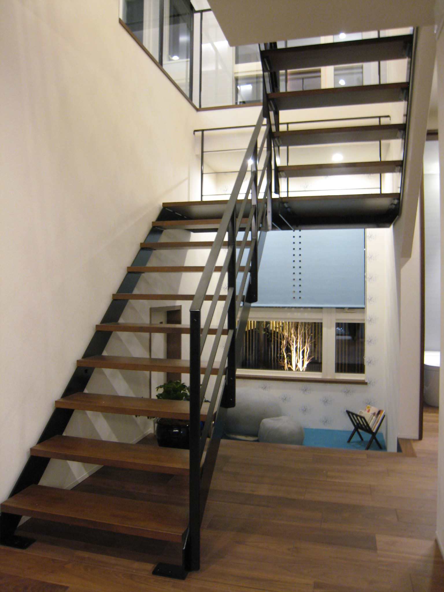 シースルー階段を折返し形状で省スペースに Midcentury Staircase Tokyo By カツデンアーキテック株式会社 Houzz