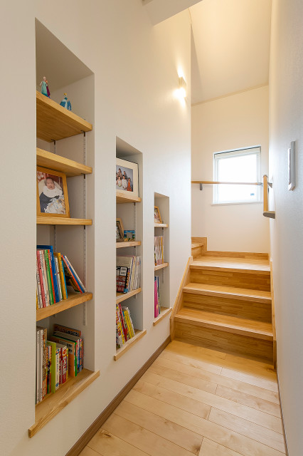 ニッチで暮らしを楽しむ家 Scandinave Escalier Autres Perimetres Par ウツミ工務店株式会社 Houzz