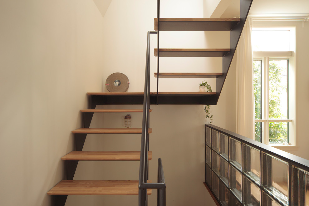 フレーバーハウス Traditional Staircase Yokohama By こぢこぢ一級建築士事務所