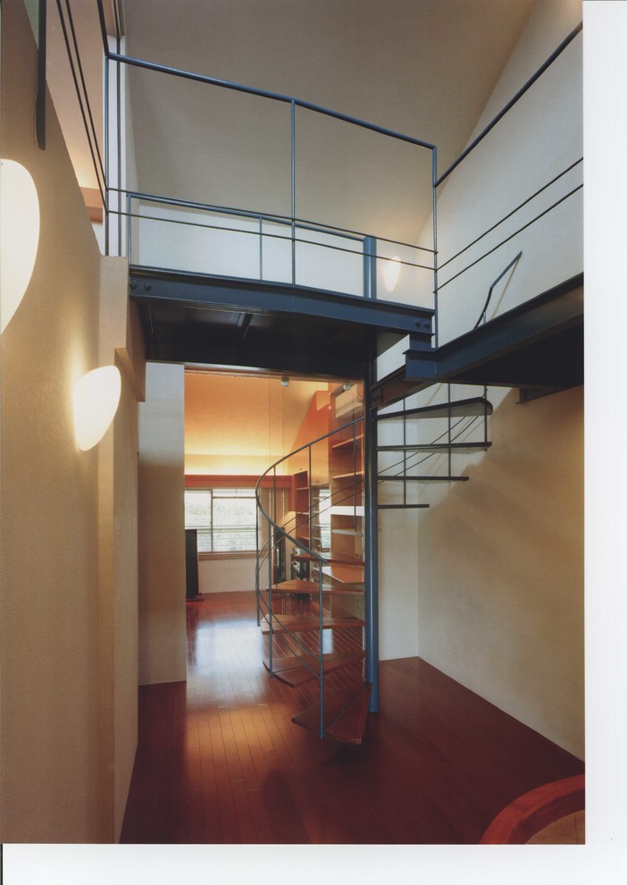 メゾネットマンションの螺旋階段 Contemporary Staircase Yokohama By 株式会社 塩田設計事務所