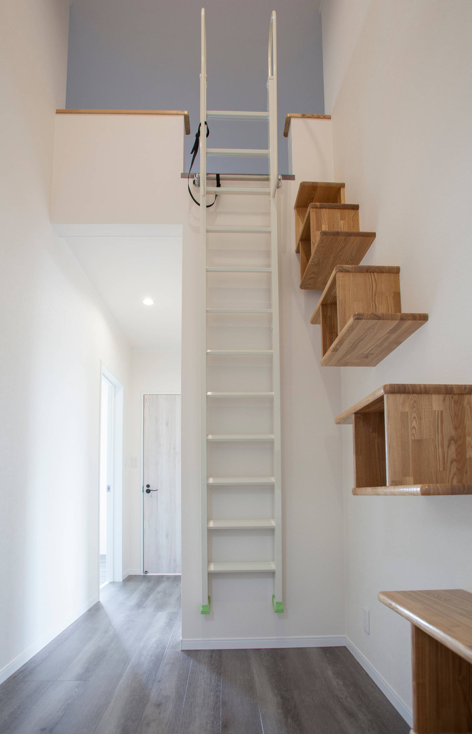 ロフトへ上るお洒落なハシゴと キャットウォークにもなる造作棚 Modern Staircase Other By エム ワイホーム Houzz