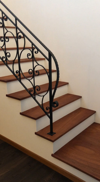 吹き抜けへと続く室内階段手摺 Clasico Escalera Otras Zonas De 株式会社ナルディック Houzz