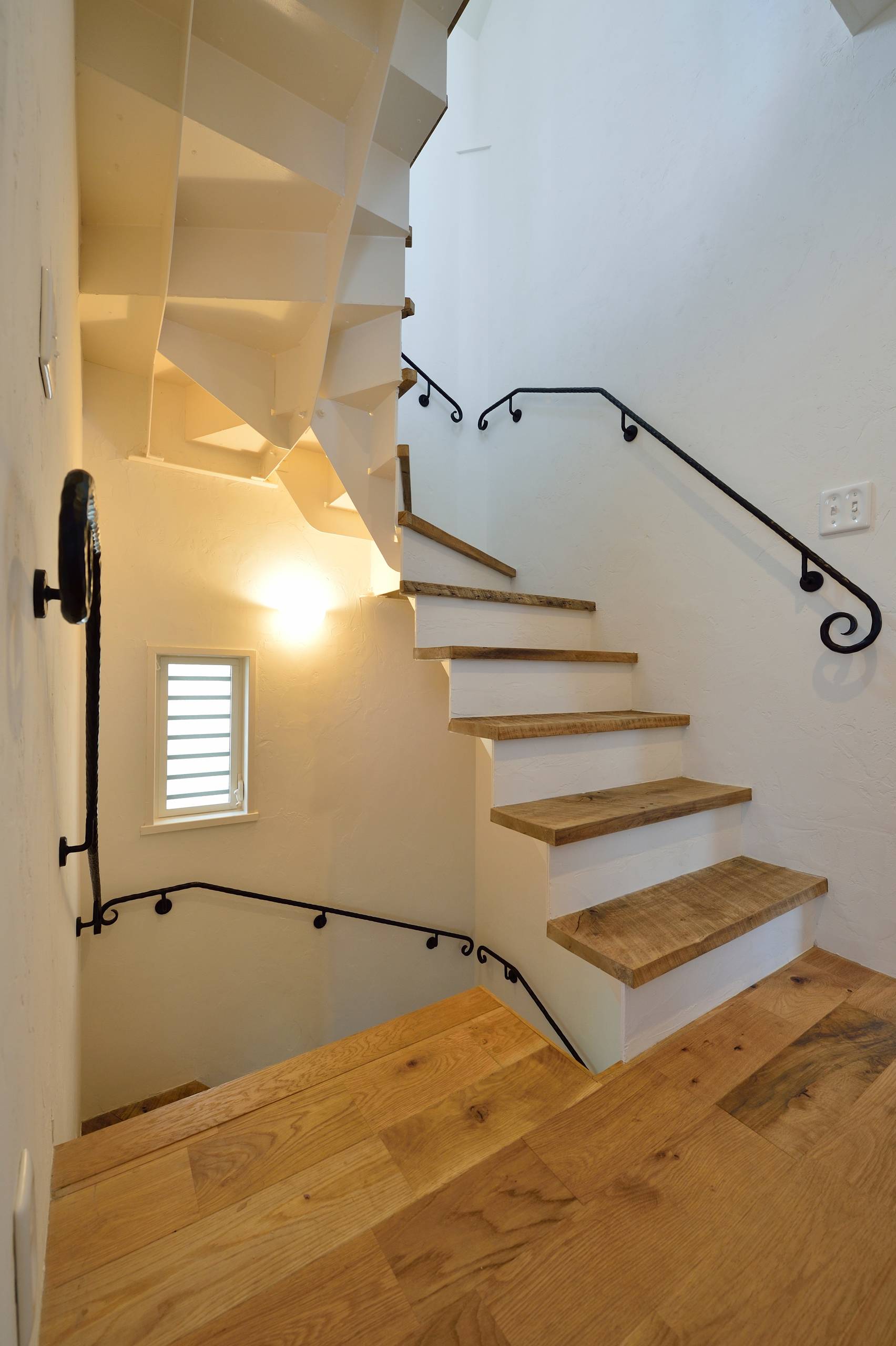 地中海の白い家 大田区 N邸 Mediterranean Staircase Yokohama By ネイチャーデコール 大浦比呂志 Houzz