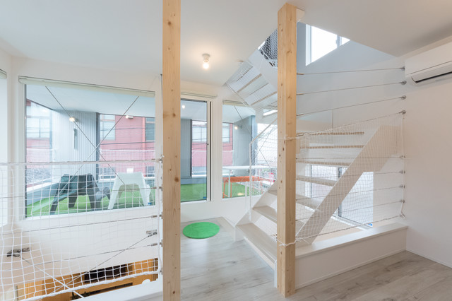 大きなインナーバルコニーのある家 Contemporaneo Escalera Otras Zonas De Earth Home 株式会社市理 Houzz