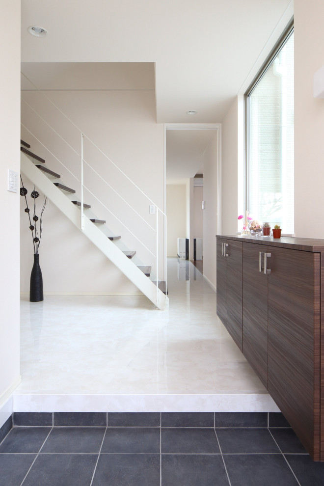 大理石調の玄関にモノトーンな階段 Modern Staircase Tokyo By カツデンアーキテック株式会社 Houzz
