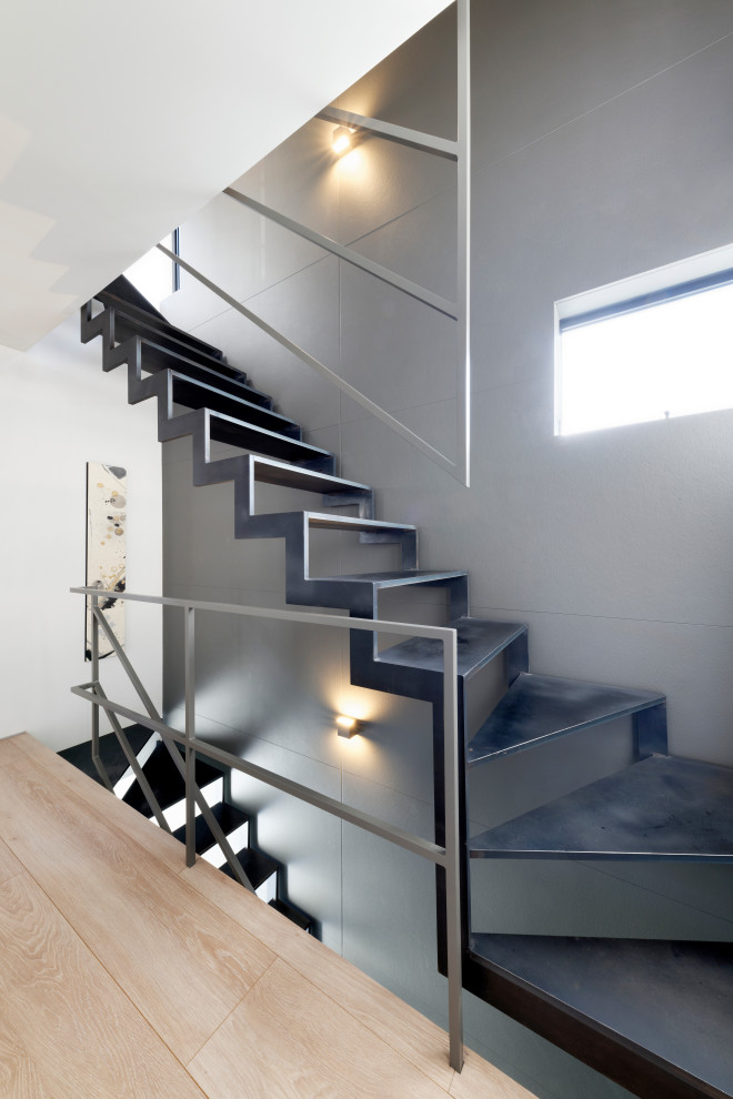 大空間ldkやホテルライクな玄関 こだわりのスチール階段が印象的な旗竿地3階建て住宅 Modern Staircase Other By あんじゅホーム Houzz