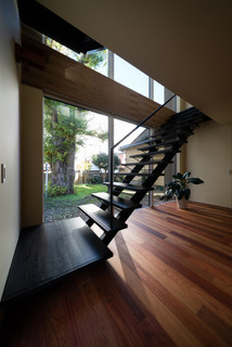大窓にイチョウを飾る家 ミッドセンチュリー 階段 他の地域 株式会社cubedesign Houzz ハウズ