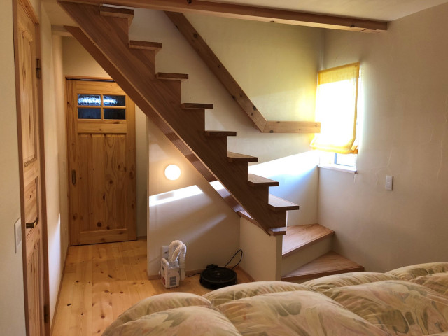 寝室からのロフトへの階段 Landhausstil Treppen Sonstige Von アデッソデザイン一級建築士事務所 Adesso Design Houzz