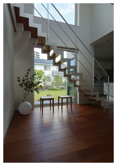 庭を望む窓に沿ったシースルー階段 Moderne Escalier Nagoya Par カツデンアーキテック株式会社 Houzz