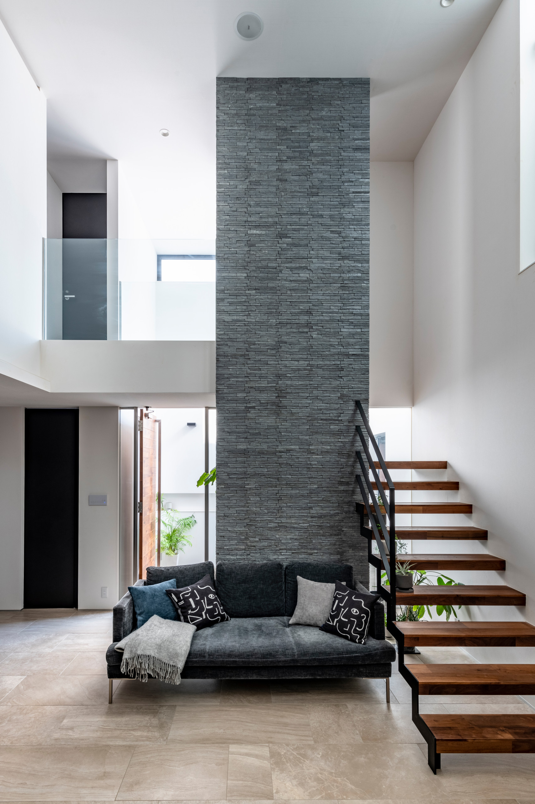 モダンスタイルのおしゃれな階段 壁紙 の画像 75選 22年10月 Houzz ハウズ