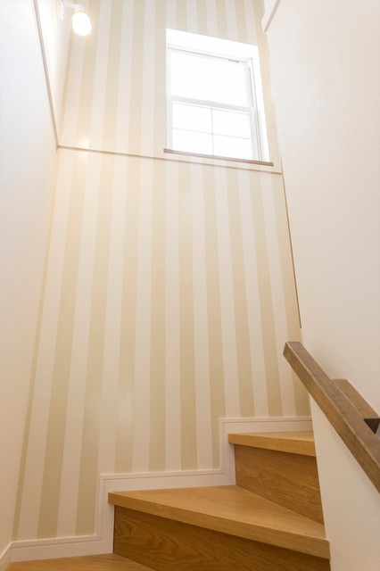 色と壁紙がかわいい家 Scandinavian Staircase Other By ジャストの家 Houzz