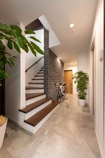 おしゃれなモダンスタイルの階段の画像 21年10月 Houzz ハウズ