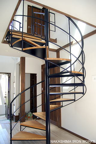 螺旋階段 Moderne Escalier Autres Perimetres Par スチール空間設計 Houzz