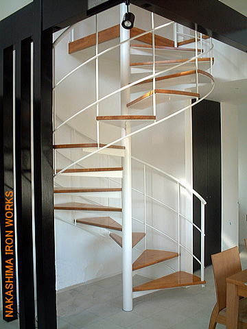 螺旋階段 Moderne Escalier Autres Perimetres Par スチール空間設計 Houzz