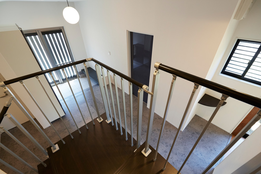 階段の手すりにアルミ格子を採用 Modern Staircase Osaka By 株式会社ナサホーム Houzz