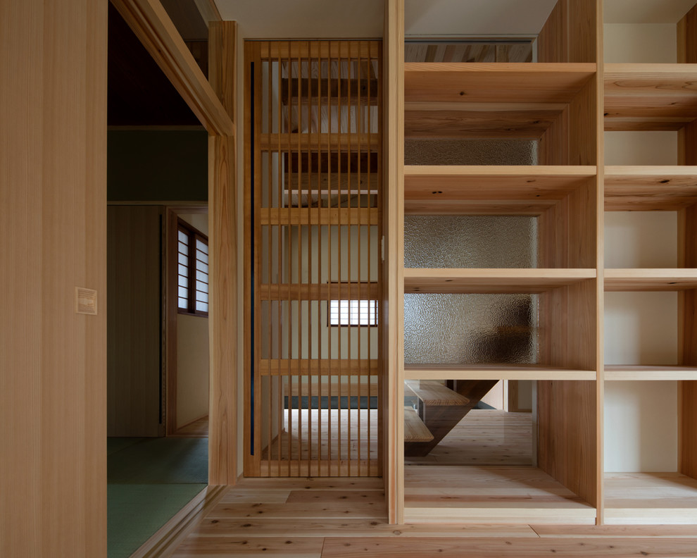 階段室とリビングを仕切る竪格子扉 Japanese Staircase Other By 高野俊吾建築設計事務所 Houzz