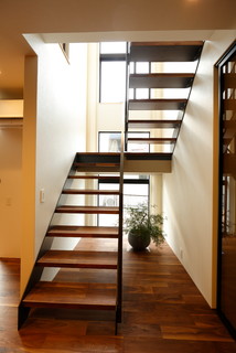 階段窓の家 Midcentury Staircase Other By ナガタ建設 株式会社 Houzz Uk