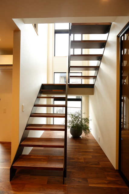 階段窓の家 Midcentury Staircase Other By ナガタ建設 株式会社 Houzz Ie