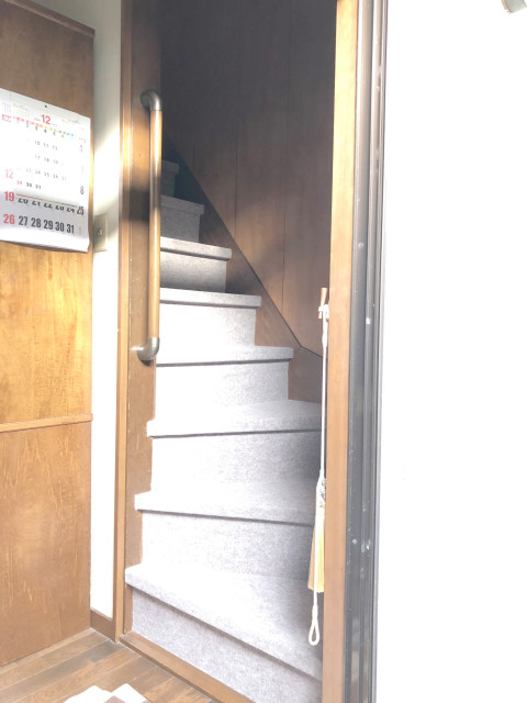 K様邸 プラチナ世代 シニア の内装リフォーム 階段 寝室カーペット敷き込み 手すり取り付け カーテン Traditional Staircase Other By 松本理絵 インデザイン ミヤカグ Houzz