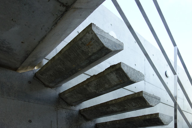 Ripple House 中庭の片持ち階段 Modern Staircase Tokyo Suburbs By 村上建築設計室 Houzz Au