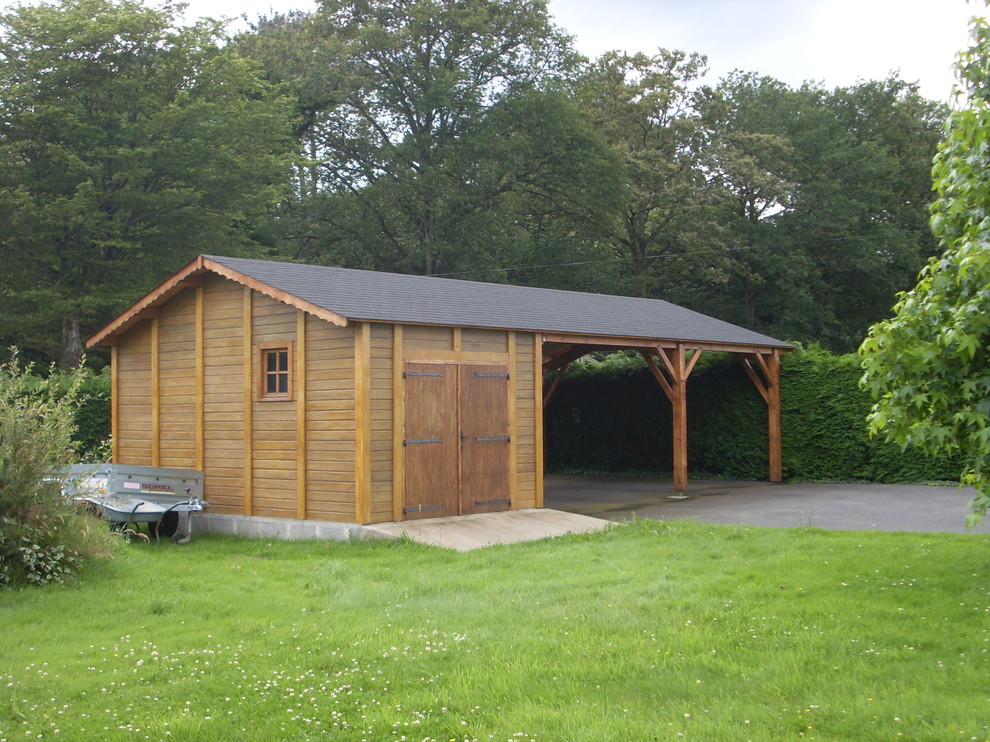 This is an example of a country garden shed and building in Nantes.