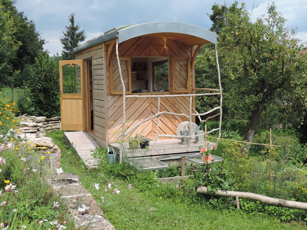 Ispirazione per un piccolo capanno da giardino o per gli attrezzi indipendente stile rurale