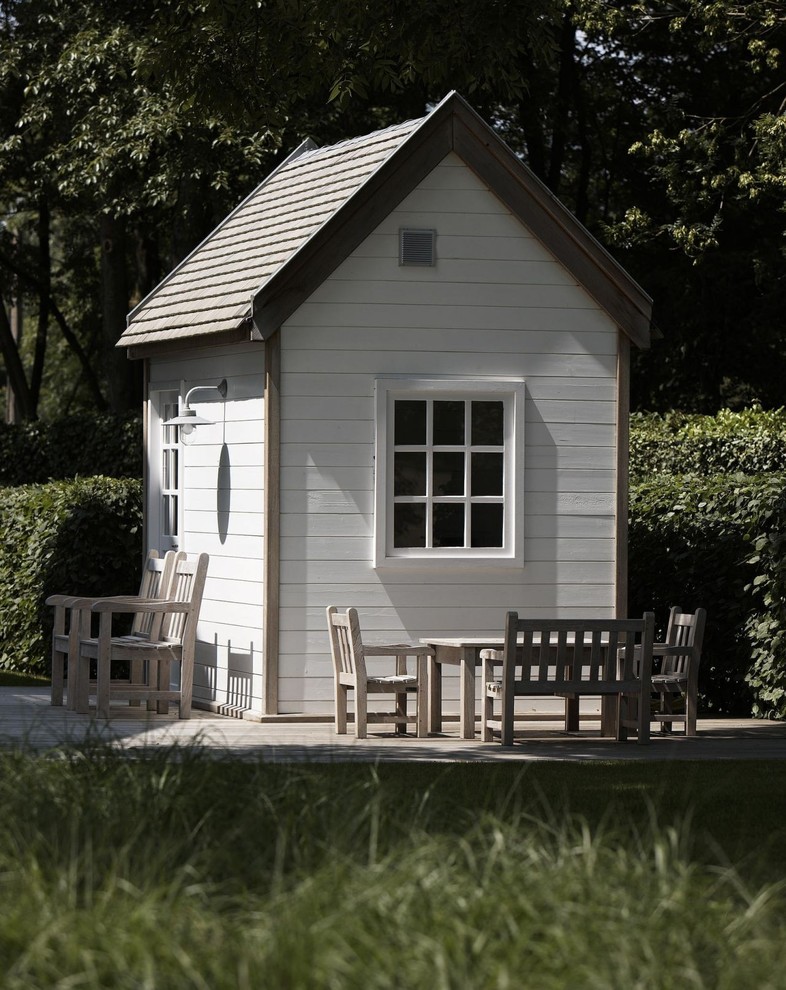 Источник вдохновения для домашнего уюта: маленький отдельно стоящий сарай на участке в классическом стиле для на участке и в саду