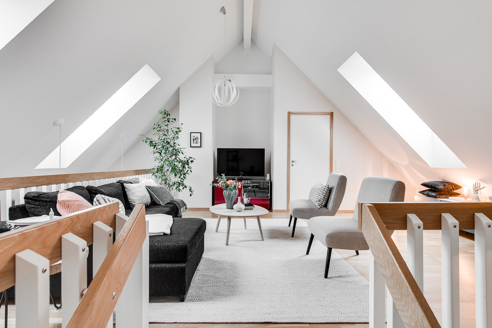 Ejemplo de sala de estar abierta nórdica de tamaño medio sin chimenea y televisor con paredes blancas y suelo de madera clara