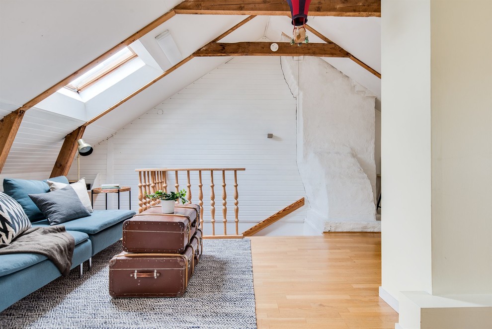 Idéer för minimalistiska allrum på loftet, med vita väggar, mellanmörkt trägolv och beiget golv