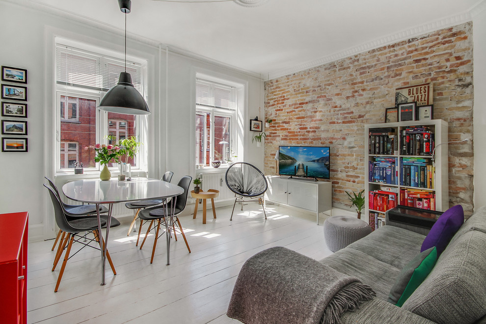Idee per un soggiorno nordico aperto con pareti bianche, pavimento in legno verniciato e TV autoportante