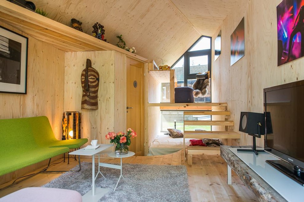Offenes, Mittelgroßes Modernes Wohnzimmer ohne Kamin mit hellem Holzboden und freistehendem TV in Stockholm
