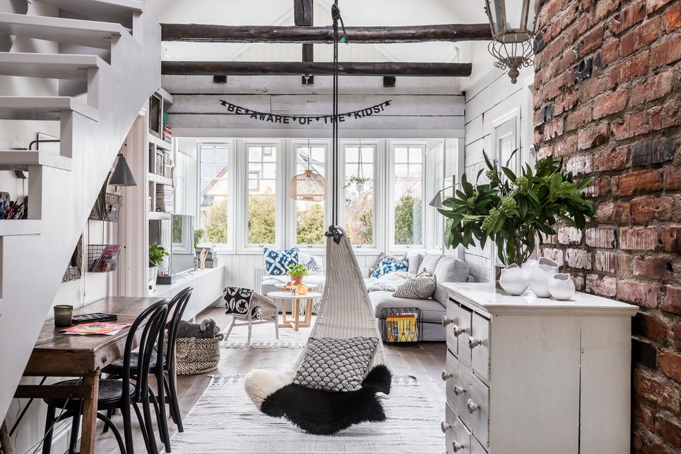 Источник вдохновения для домашнего уюта: большая открытая гостиная комната в скандинавском стиле с белыми стенами, отдельно стоящим телевизором и светлым паркетным полом без камина