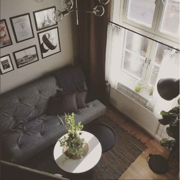 На фото: маленькая двухуровневая гостиная комната в скандинавском стиле с серыми стенами, паркетным полом среднего тона и телевизором на стене для на участке и в саду