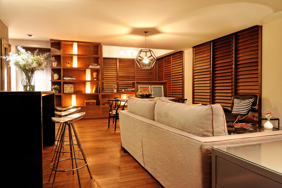 Ispirazione per un soggiorno contemporaneo di medie dimensioni e aperto con pareti blu e pavimento in legno massello medio