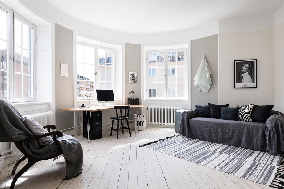 Modelo de sala de estar abierta escandinava de tamaño medio sin chimenea con suelo de madera clara, suelo beige y paredes grises