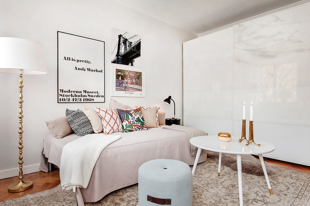 Modelo de sala de estar abierta escandinava de tamaño medio sin chimenea y televisor con paredes blancas y suelo de madera en tonos medios