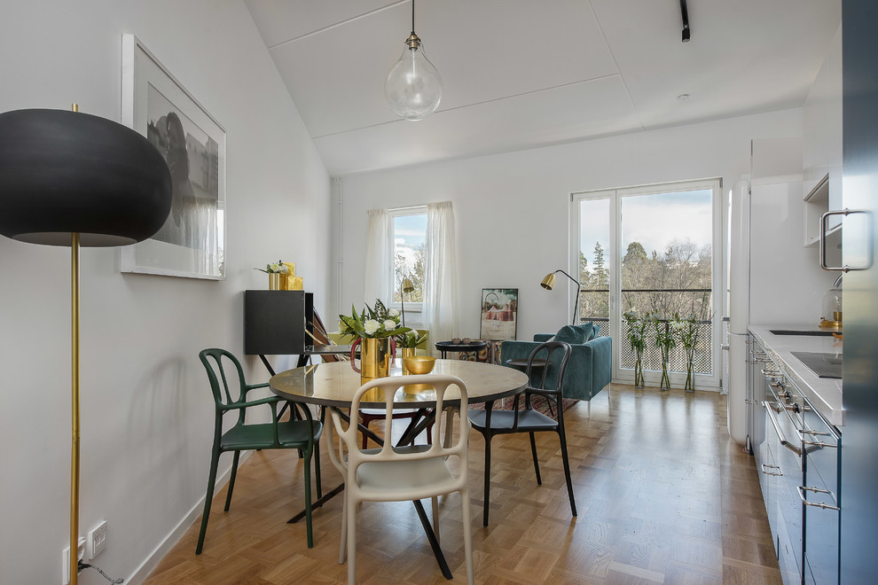 Großes, Offenes Nordisches Wohnzimmer ohne Kamin mit weißer Wandfarbe, braunem Holzboden und braunem Boden in Stockholm