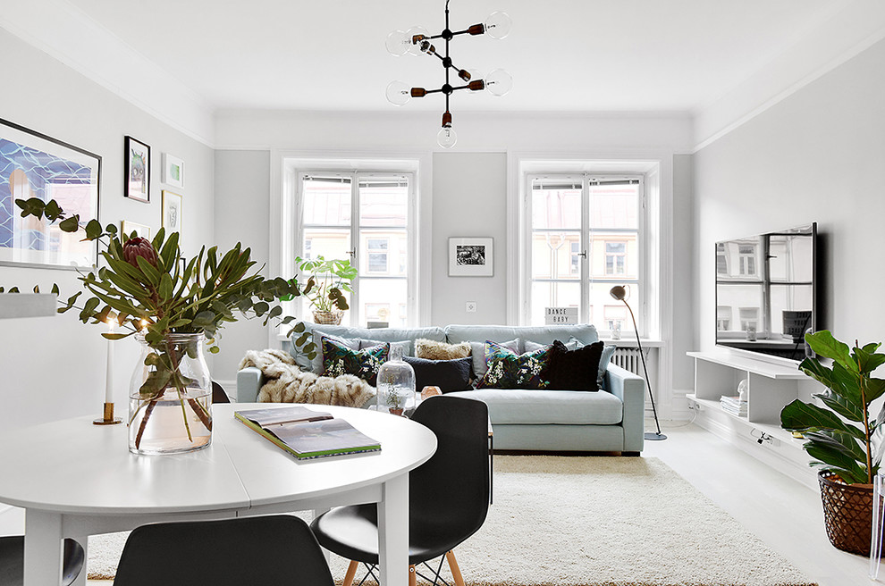 Imagen de sala de estar abierta escandinava grande sin televisor con paredes blancas y suelo de madera pintada