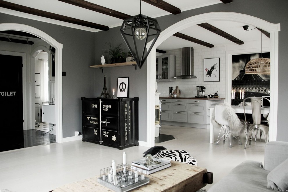 На фото: открытая гостиная комната среднего размера в скандинавском стиле с серыми стенами и деревянным полом с