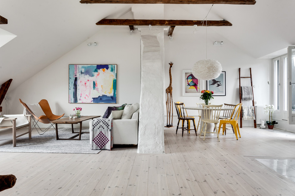 Inspiration pour une salle de séjour design de taille moyenne et ouverte avec un mur blanc, parquet clair et un sol gris.