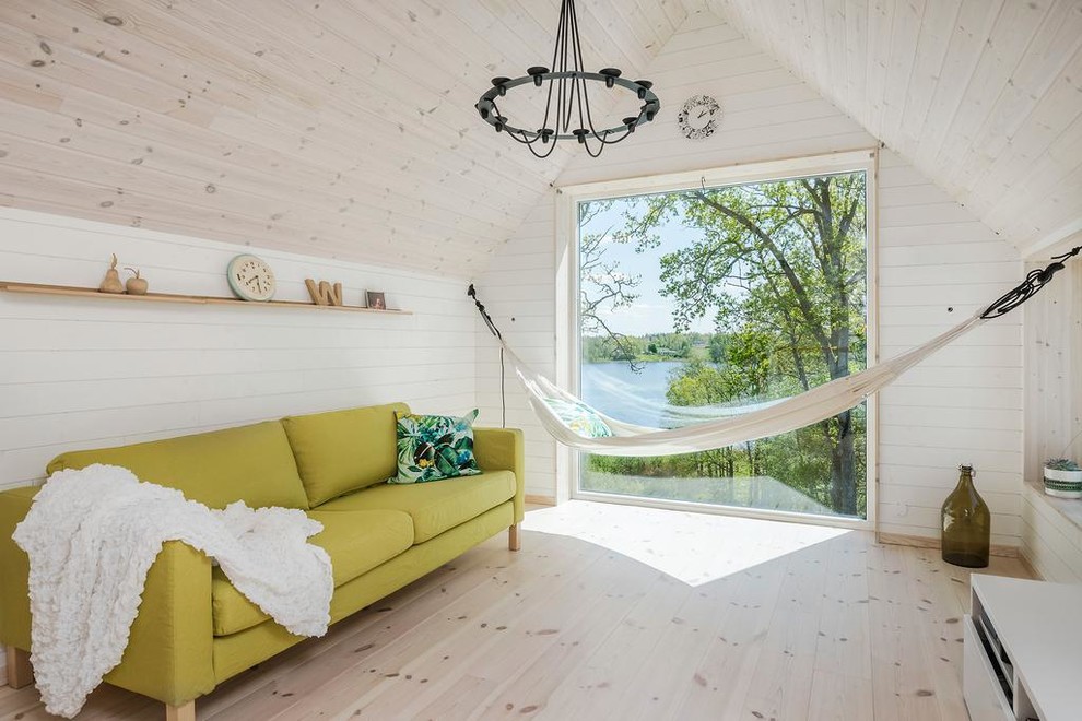 Diseño de sala de estar cerrada escandinava pequeña sin chimenea con paredes blancas, suelo de madera clara y suelo beige