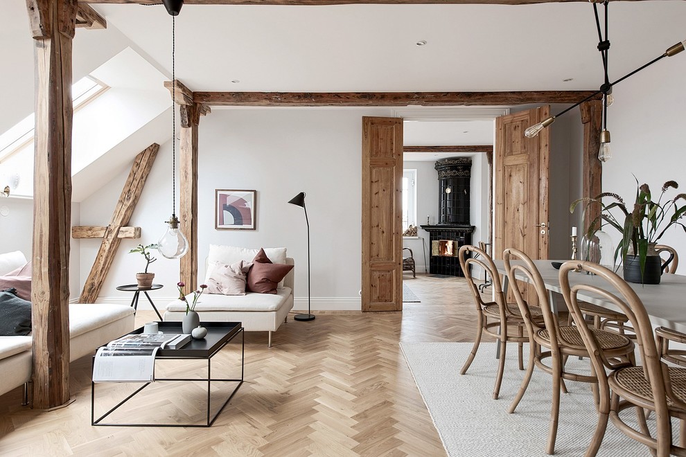Mittelgroßes, Abgetrenntes Nordisches Wohnzimmer mit weißer Wandfarbe, braunem Holzboden, Eckkamin, gefliester Kaminumrandung und braunem Boden in Göteborg