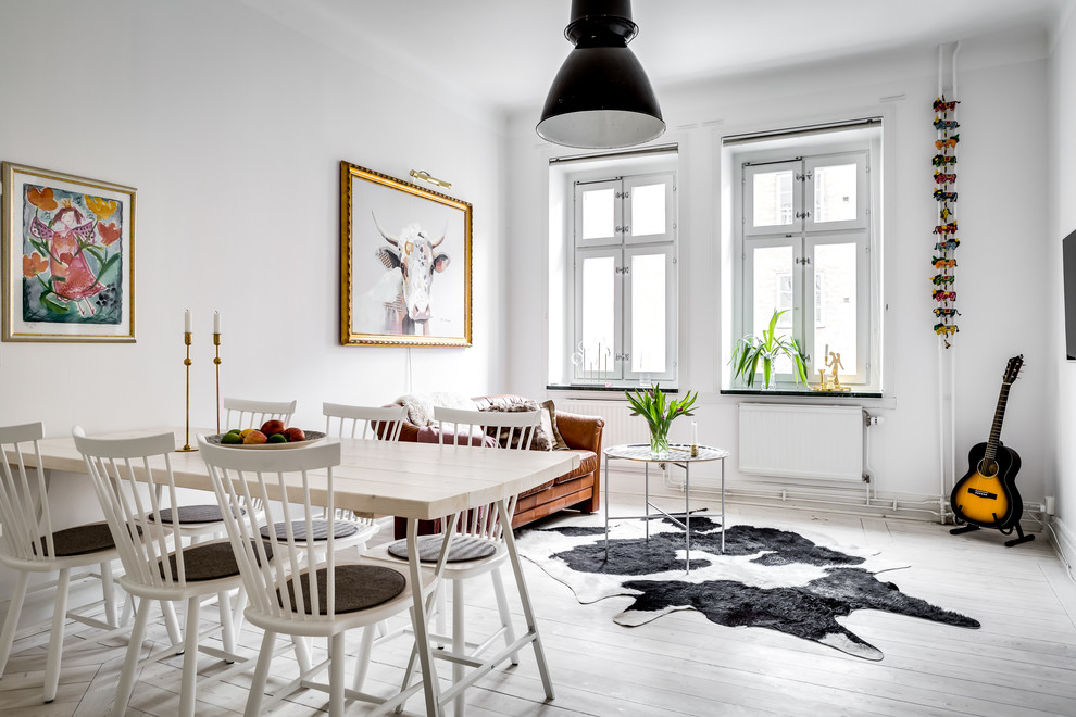 Idéer för att renovera ett skandinaviskt allrum, med vita väggar, ljust trägolv och vitt golv