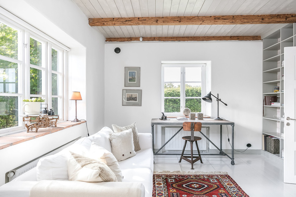 Imagen de sala de estar cerrada campestre de tamaño medio sin chimenea y televisor con paredes blancas, suelo de madera pintada y suelo blanco