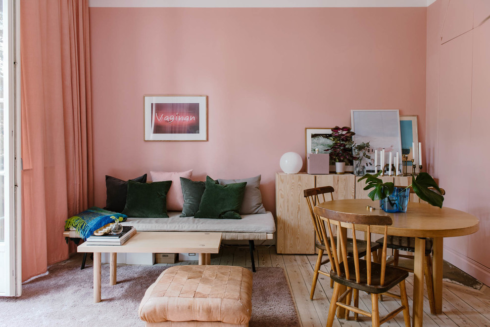 ストックホルムにある小さな北欧スタイルのおしゃれなオープンリビング (ピンクの壁、淡色無垢フローリング、暖炉なし、ベージュの床) の写真