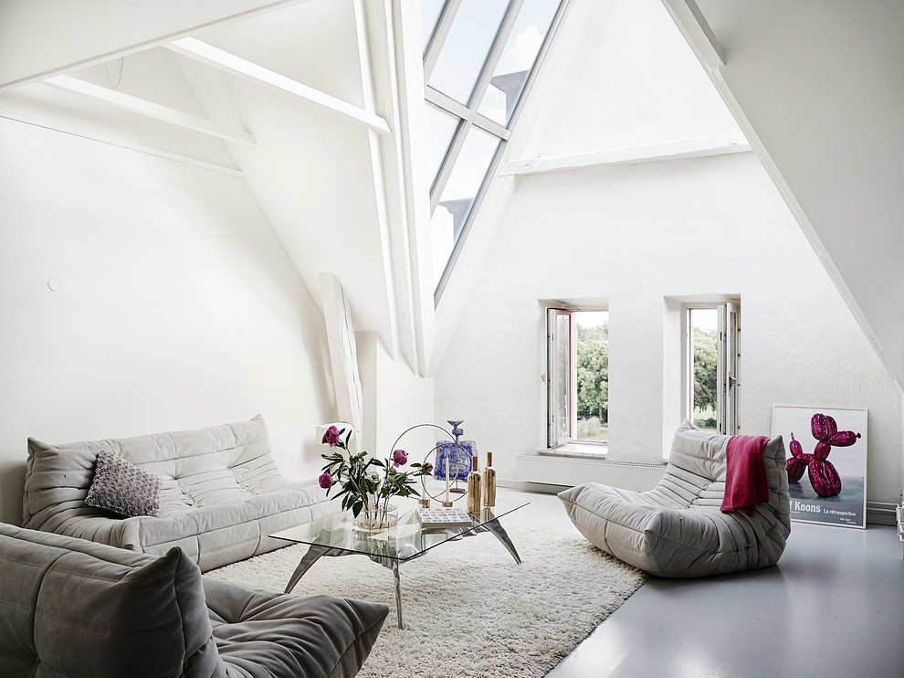 Foto di un grande soggiorno minimal aperto con pareti bianche e pavimento in legno verniciato