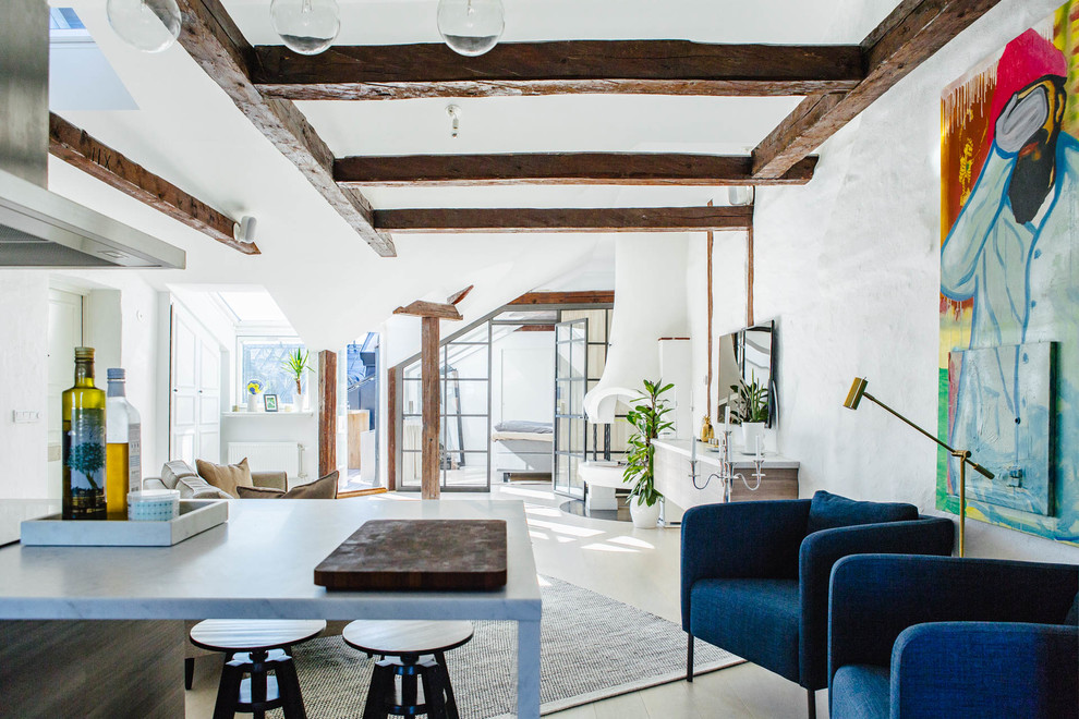 На фото: гостиная комната среднего размера в скандинавском стиле с белыми стенами и деревянным полом без телевизора