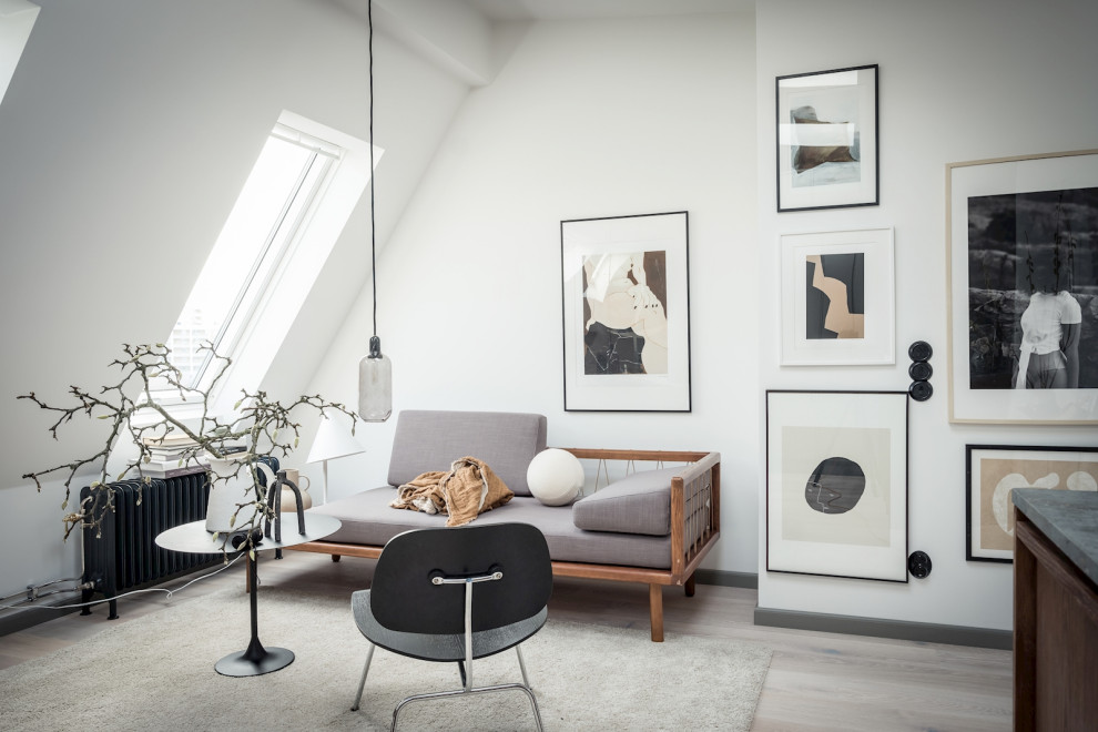 Стильный дизайн: открытая гостиная комната среднего размера в скандинавском стиле с белыми стенами и серым полом без телевизора - последний тренд