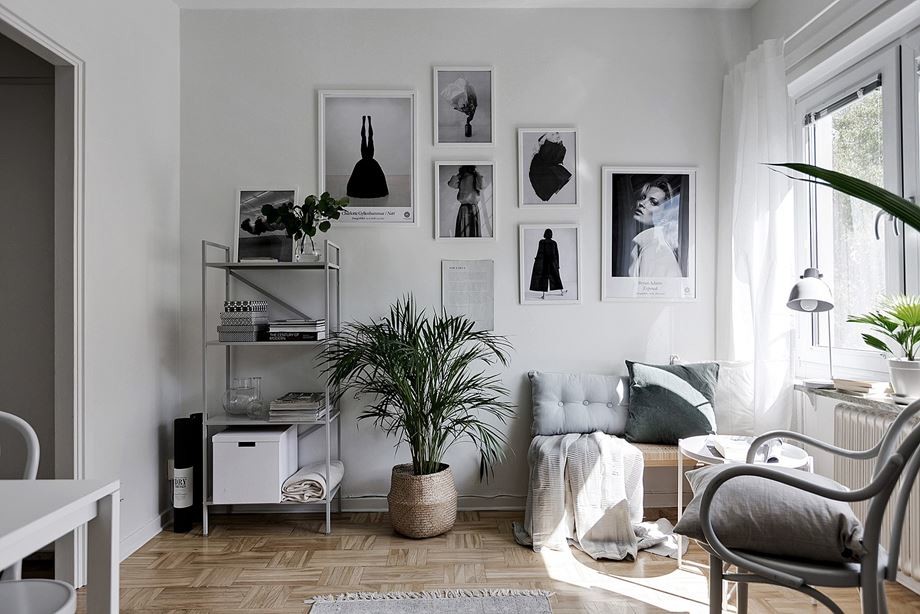 Skandinavisches Wohnzimmer mit weißer Wandfarbe und braunem Holzboden in Stockholm