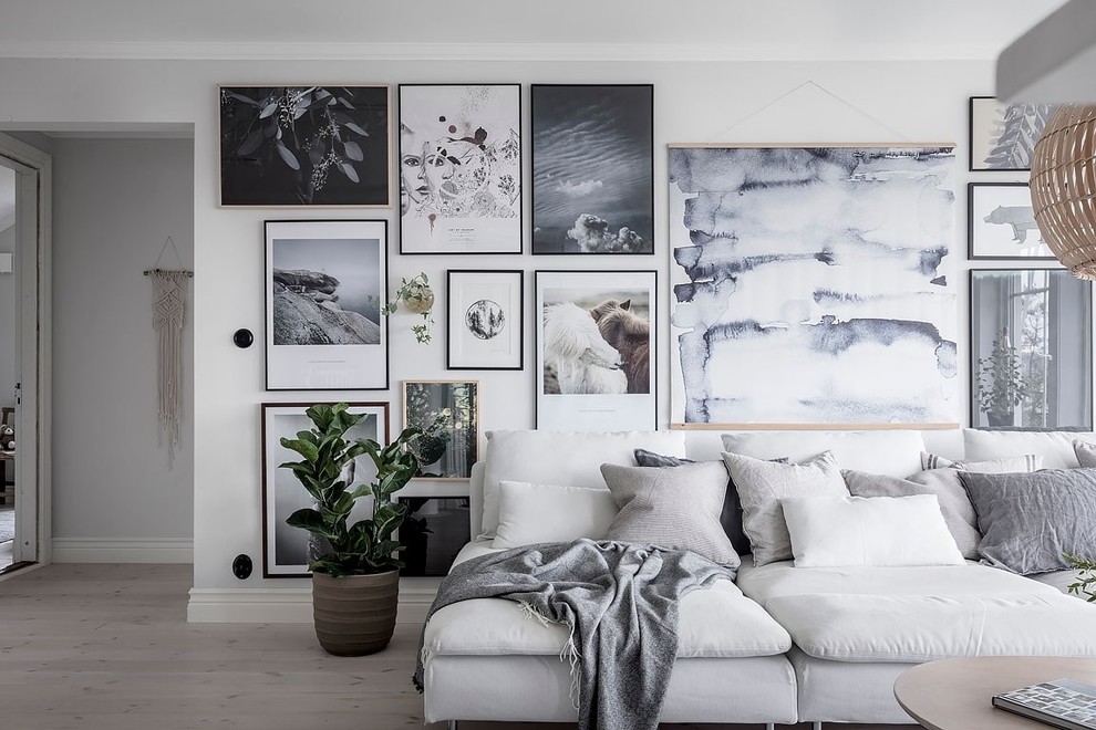 Идея дизайна: гостиная комната в скандинавском стиле с серыми стенами, светлым паркетным полом и бежевым полом